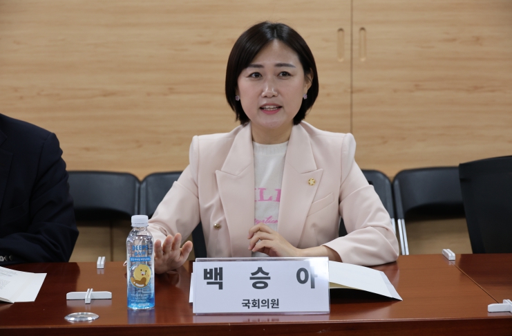 백승아,“가입도 어렵고, 활용도 안 되는 AI디지털교과서...교과서 지위 박탈해야” 기사 이미지