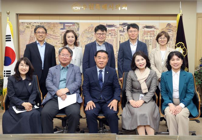 이재식 수원시의장, 수원교육장 및 수원시 관내 초등학교 교장들과 간담회 개최 기사 이미지