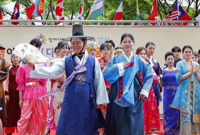 한복 차려 입은 진교훈 강서구청장, 다문화 축제 즐겨 기사 이미지