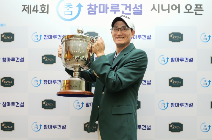‘독학 골퍼’ 신광철, ‘제4회 참마루건설 시니어오픈’서 연장 접전 끝 시니어 무대 데뷔 첫 승 기사 이미지