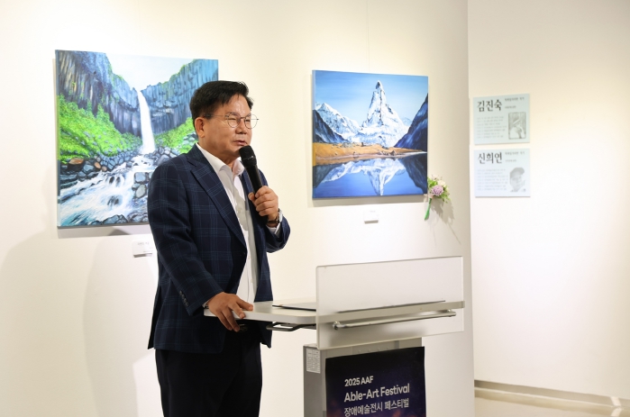 장애의 벽을 넘은 예술... 박강수 마포구청장 장애예술전시 페스티벌 참석 기사 이미지