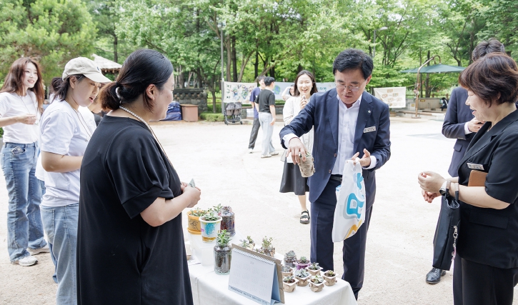 진교훈 강서구청장, 어린이집 원아와 함께하는 플리마켓 참석 기사 이미지