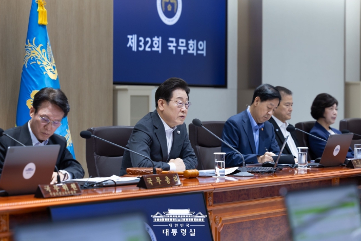 이재명 대통령 '어려운 사람들 많아…추가 소비진작 프로그램 준비' 지시 기사 이미지