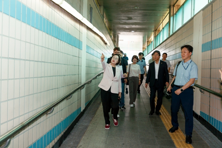 우경란 영등포구의원, “주민 안전을 위한 한 걸음”…대방ㆍ신길 지하보도 현장 점검 기사 이미지