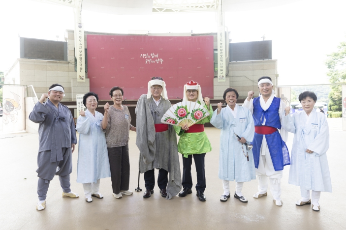 깨끼춤 춘 김동연, ‘양주별산대놀이’ 전통 잇는 청년 예술인 응원 기사 이미지