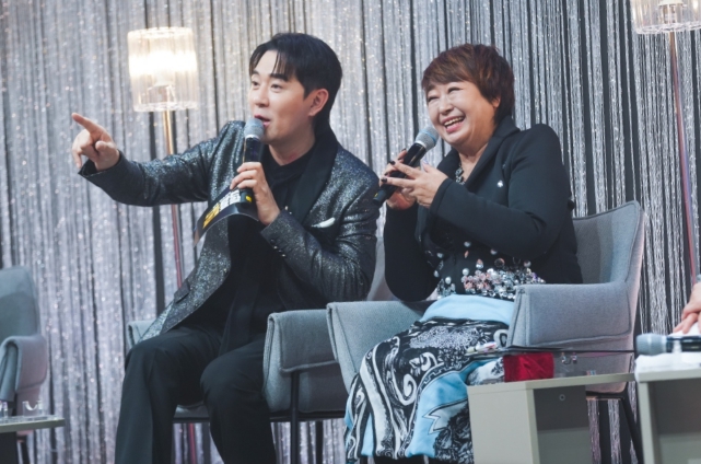 TV CHOSUN [금타는 금요일] '70년대 아이유' 혜은이, 4대 골든 스타 등판! 데뷔 50주년 기념 무대 '전율' 기사 이미지