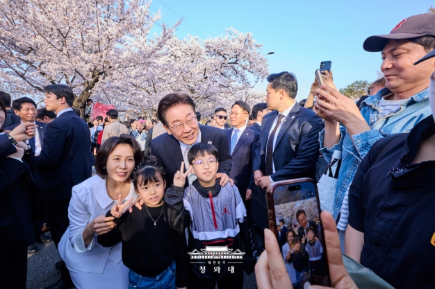 이대통령 부부, 윤중로 시민 소통 기사 이미지