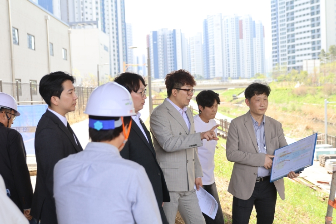 송승환 서구의장, 모경종 국회의원과 함께 계양천 연결사업 및 편의시설 조성 현장 점검 나서 기사 이미지