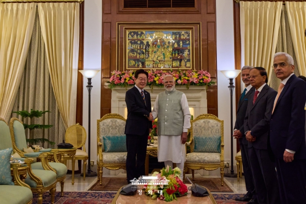 이 대통령-모디 총리 소인수 회담…경제협력 전담반 설치 논의 기사 이미지